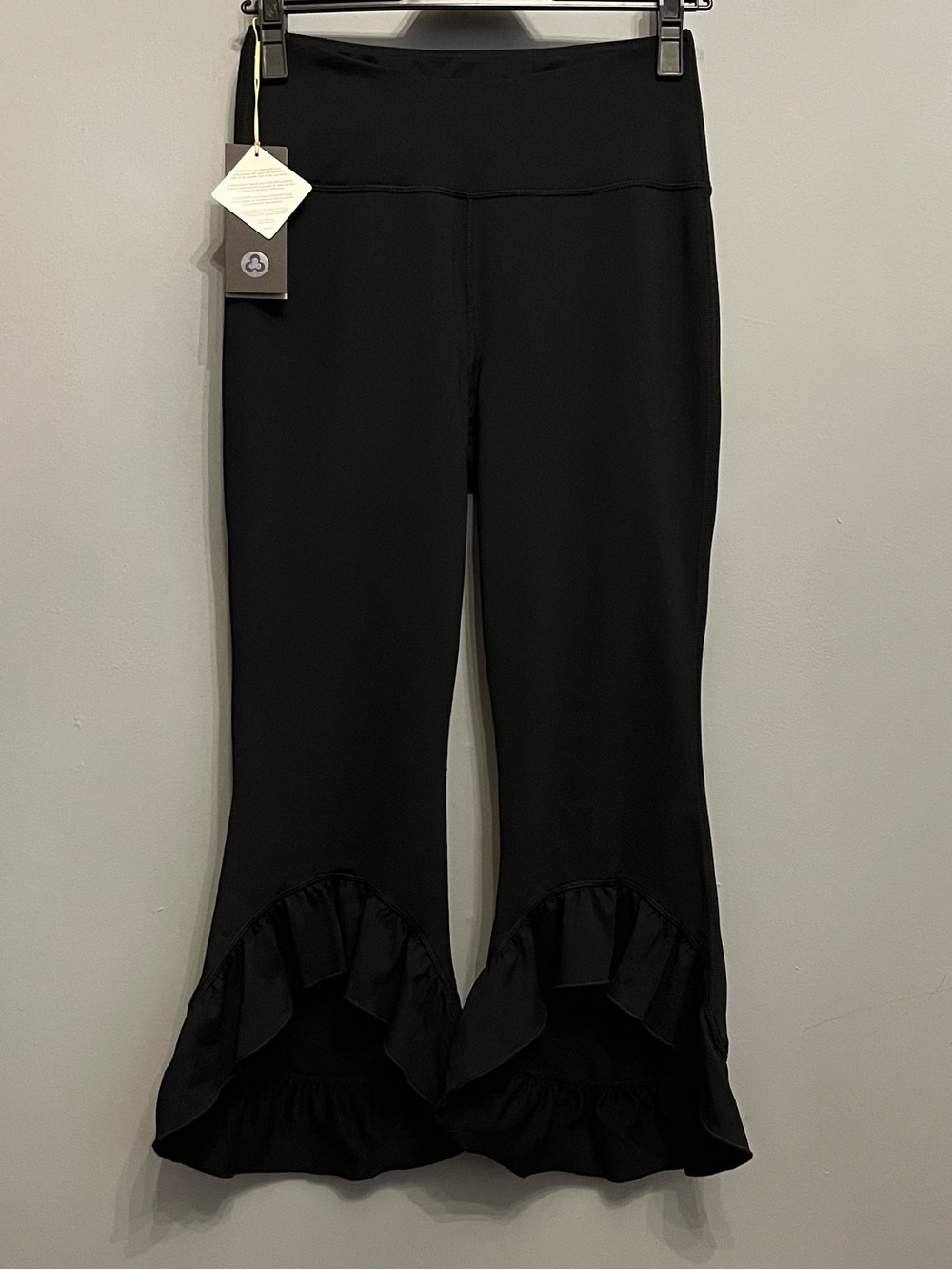 BNWT TITIKA Activewear Dalia Cropped Ruffle-Bottom Leggings, sz 0 (fits like S)